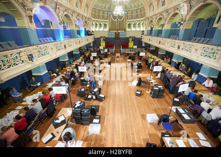 Circonscription de l'est d'Oxford compter dans Oxford Town Hall après l'élection générale de 2015 Banque D'Images