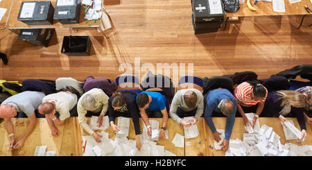 Circonscription de l'est d'Oxford compter dans Oxford Town Hall après l'élection générale de 2015 Banque D'Images