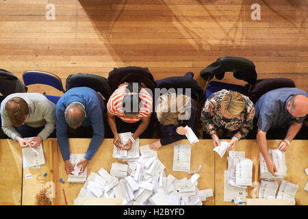 Circonscription de l'est d'Oxford compter dans Oxford Town Hall après l'élection générale de 2015 Banque D'Images