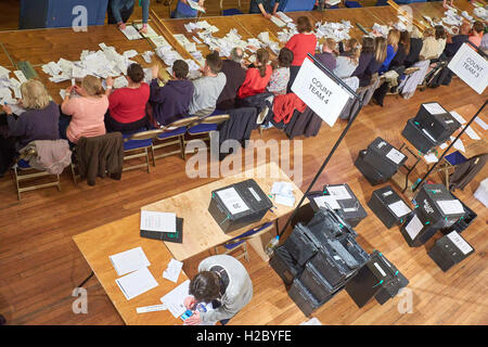 Circonscription de l'est d'Oxford compter dans Oxford Town Hall après l'élection générale de 2015 Banque D'Images