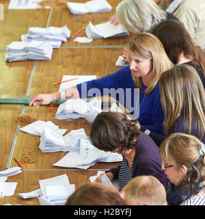 Circonscription de l'est d'Oxford compter dans Oxford Town Hall après l'élection générale de 2015 Banque D'Images