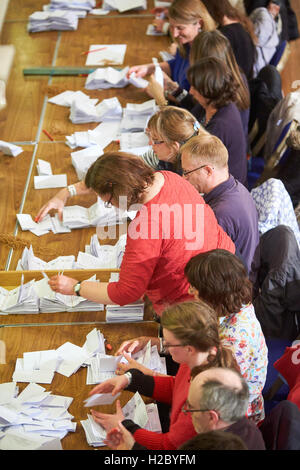 Circonscription de l'est d'Oxford compter dans Oxford Town Hall après l'élection générale de 2015 Banque D'Images