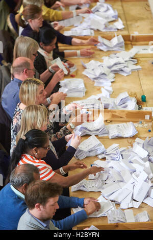 Circonscription de l'est d'Oxford compter dans Oxford Town Hall après l'élection générale de 2015 Banque D'Images