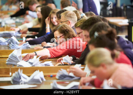 Circonscription de l'est d'Oxford compter dans Oxford Town Hall après l'élection générale de 2015 Banque D'Images