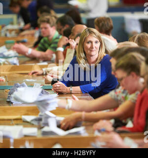 Circonscription de l'est d'Oxford compter dans Oxford Town Hall après l'élection générale de 2015 Banque D'Images