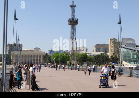 L'Azerbaïdjan, Bakou. Boulevard de Bakou est une promenade qui longe le front de mer de Bakou. Musée du Tapis d'état d'Azerbaïdjan vers la gauche. Centre d'affaires de Bakou vers la droite. Banque D'Images