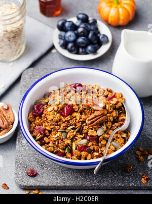 Petit déjeuner sain. Citrouille fraîche, granola muesli avec graines, noix de pécan, canneberges et sirop d'érable Banque D'Images