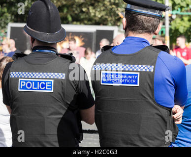 Un officier de l'armée de la police de Cleveland et de soutien communautaire de patrouiller ensemble au cas où l'agent à Stockton on Tees. L'Angleterre. UK Banque D'Images