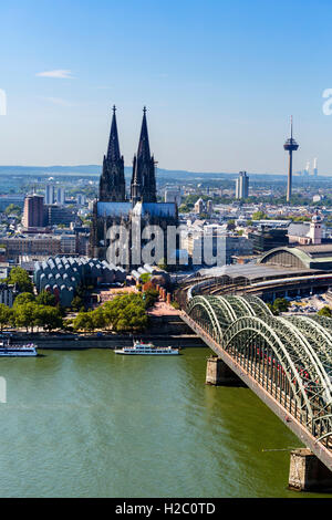 Du Rhin et de la cathédrale de Cologne (Kölner Dom) avec pont Hohenzollern (en premier plan) Hohenzollernbrücke, Cologne, Allemagne Banque D'Images