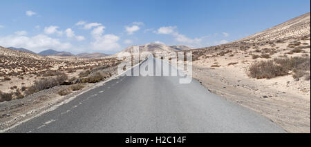 Fuerteventura : le chemin de terre et le paysage désertique de la plage Playa de Jandia à Morro del Jable, une zone protégée dans le sud de l'île Banque D'Images
