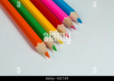 Crayons de couleur pour dessiner sur une feuille de papier vierge Banque D'Images