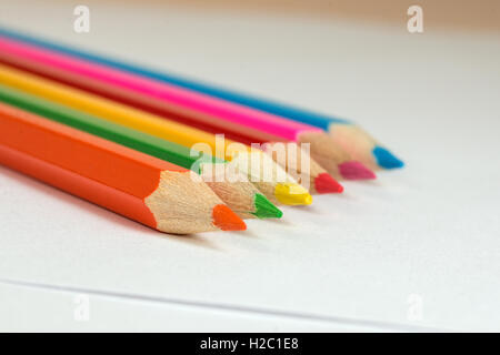 Crayons de couleur pour dessiner sur une feuille de papier vierge Banque D'Images