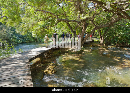 Le Parc National de Krka, Croatie, chemin de ronde en bois avec les touristes Banque D'Images