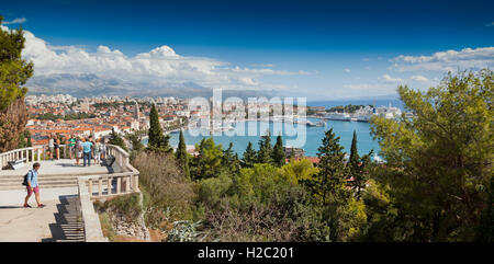Vue panoramique de Split, un important port maritime sur la côte de la Croatie. Vu de l'Ouest haute à partir de la colline de Marjan, grand soleil. Banque D'Images