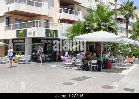 L'entreprise de restauration rapide McDonald's outlet sur l'île de Ibiza, Espagne. Banque D'Images