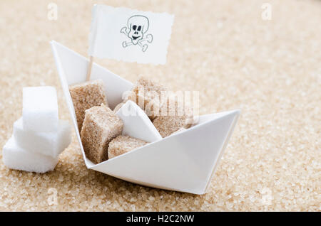 Cubes de sucre blanc et brun et bateau. Conceptual image concernent les enfants l'obésité et la nocivité de l'augmentation de la consommation de sucre Banque D'Images