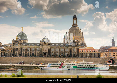 Dresde, Allemagne - le 22 août : les touristes sur la promenade de l'Elbe à Dresde, Allemagne le 22 août 2016. Dresden a al