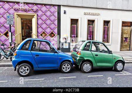 Mignon Deux G-Wiz voitures électriques partager l'espace de stationnement, Mayfair, London W1, England, UK Banque D'Images