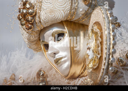 Venise Vénétie Italie. Portrait de femme masque isolé dans Carnaval de Venise Banque D'Images