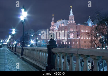 Manege Square (Carré Manezhnaya ploshchad) à Moscou lors d'une soirée d'hiver avec vue sur le Musée Historique d'Etat Banque D'Images