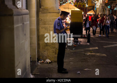 Téléphone navigation policier à Malte pendant le festival Banque D'Images