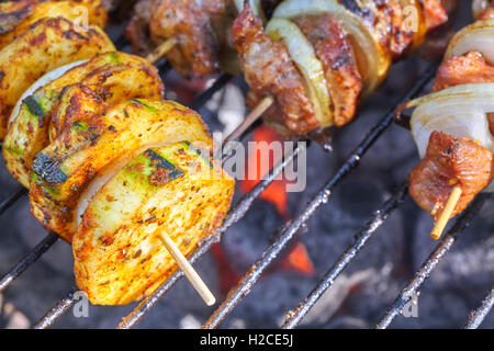 Close up photo d'une courgette et des brochettes de viande, jardin barbecue, selective focus. Banque D'Images