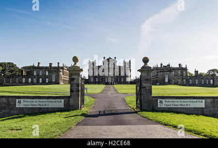 Seaton Delaval Hall, une propriété du National Trust tourné à partir d'un chemin public. Banque D'Images