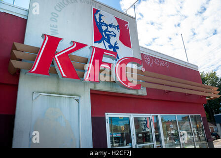 Un magasin KFC Kentucky Fried Chicken fermé à Toronto. L'entreprise doit être relocalisée et son précieux lot du centre-ville vendu et réaffecté pour le logement. Banque D'Images
