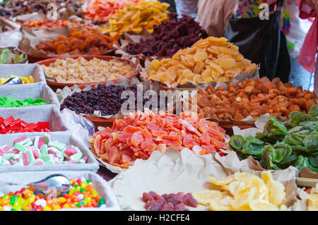 Bonbons colorés, fruits secs, confits et gelées à street market stall Banque D'Images