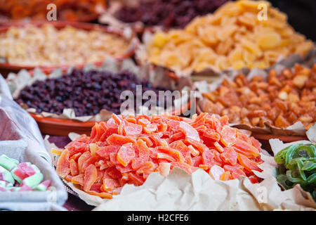 Bonbons colorés, fruits secs, confits et gelées à street market stall Banque D'Images