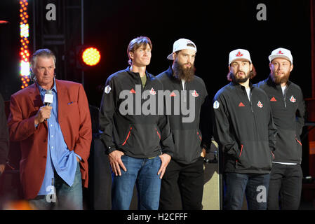 Toronto, Canada - le 16 septembre 2016 : Barry Melrose avec Équipe Canada défenseurs Jay Bouwmeester, Brent Burns, a appelé l'Doughty et Jake Muzzin à la Coupe du Monde de Hockey premiere partie. Banque D'Images