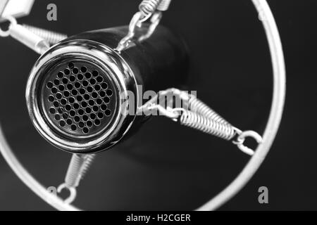 Vintage retro style vieux métal studio professionnel d'enregistrement de musique et voix vocal microphone suspendu avec cadre rond en spirale, Banque D'Images