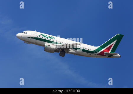 Airbus A319-100 Alitalia décollant de l'aéroport El Prat de Barcelone, Espagne. Banque D'Images