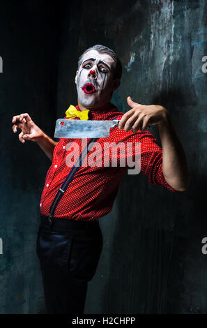 Le crazy clown tenant un couteau sur dack. Concept d'Halloween Banque D'Images