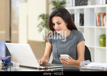 Groupe de travail exécutif sur la ligne avec un ordinateur portable et un téléphone dans un bureau à bureau Banque D'Images