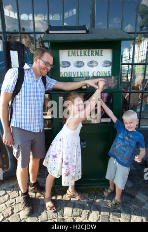 Des pièces de souvenirs de famille à l'extérieur du train tramway funiculaire, le château de Buda, à Budapest, Hongrie, Europe Banque D'Images