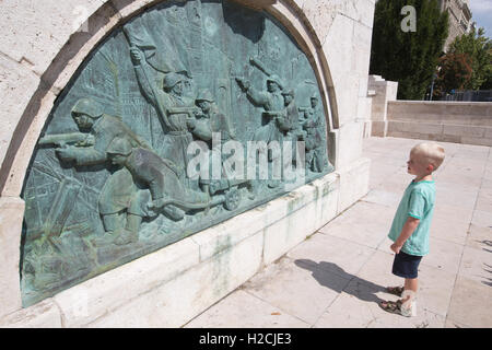 Obélisque de l'Armée rouge soviétique, mémorial de guerre sur Szabadság tér, commémorant la libération de ville de Budapest en 1945, Place de la liberté, Budapest, Hongrie Banque D'Images