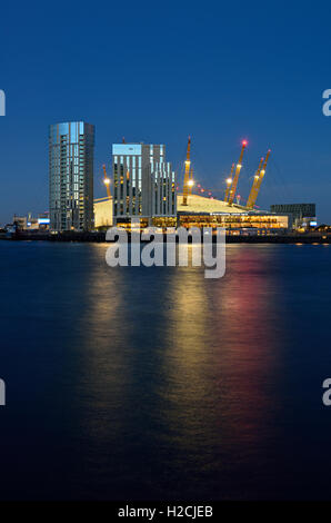 Vue de nuit, Intercontinental Hotel - Londres l'O2, Waterview Drive , Greenwich, London SE10, Royaume-Uni Banque D'Images