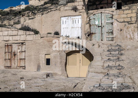 Les hangars à bateaux à Dwejra Bay, Gozo, Malte Banque D'Images