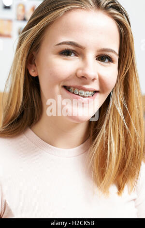 Portrait Of Smiling Teenage Girl Wearing appareil dentaire Banque D'Images