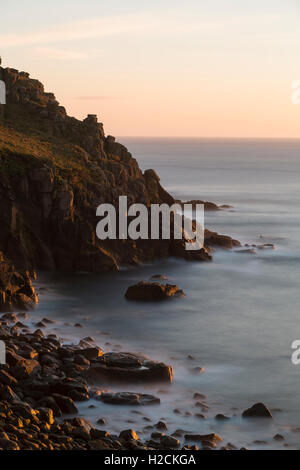 Coucher du soleil sur la plage de Porth Loe à Cornwall Banque D'Images