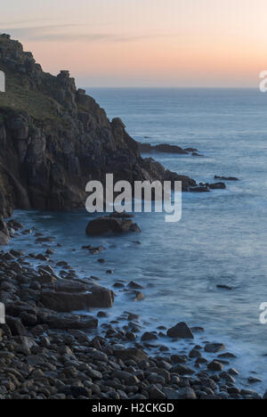 Coucher du soleil sur la plage de Porth Loe à west Cornwall Banque D'Images