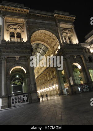 Une superbe photo de la Galleria Vittorio Emanuele par nuit, Milan, Italie Banque D'Images