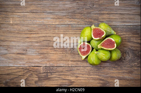 Figues naturelles vert panneaux sur table en bois Banque D'Images