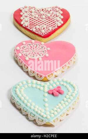 Belle fantaisie coeur cookies avec le glaçage royal Banque D'Images