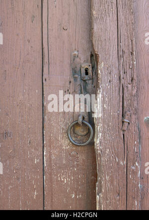 Anneau de métal et cadenas sur un vieux, brown, porte en bois patiné Banque D'Images