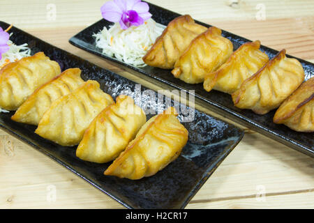 Fried dumpling chinois sur la plaque Banque D'Images