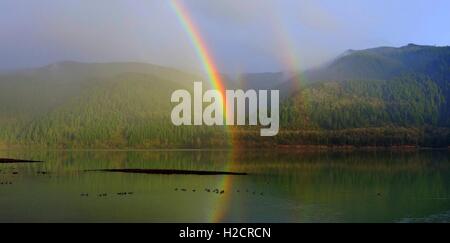 Un arc-en-ciel sur la rivière Hood, près de Bennett à Mount Hood National Forest dans l'Oregon. Banque D'Images