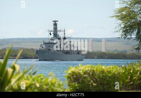 La Marine chilienne frégate Type 23 CNS Almirante Cochrane quitte Pearl Joint Base Harbor-Hickham en préparation de l'exercice Rim of the Pacific dans l'océan Pacifique le 11 juillet 2016 près de Honolulu, Hawaii. Banque D'Images