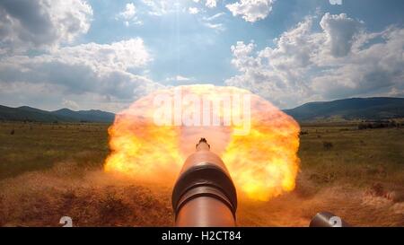 Les soldats de l'Armée américaine à partir d'un obus de la tige M1A1 Abrams battle tank pendant un live-fire shoot réservoir de l'exercice dans le secteur d'entraînement de Novo Selo, 24 juin 2016 dans l'est de la Bulgarie. Banque D'Images